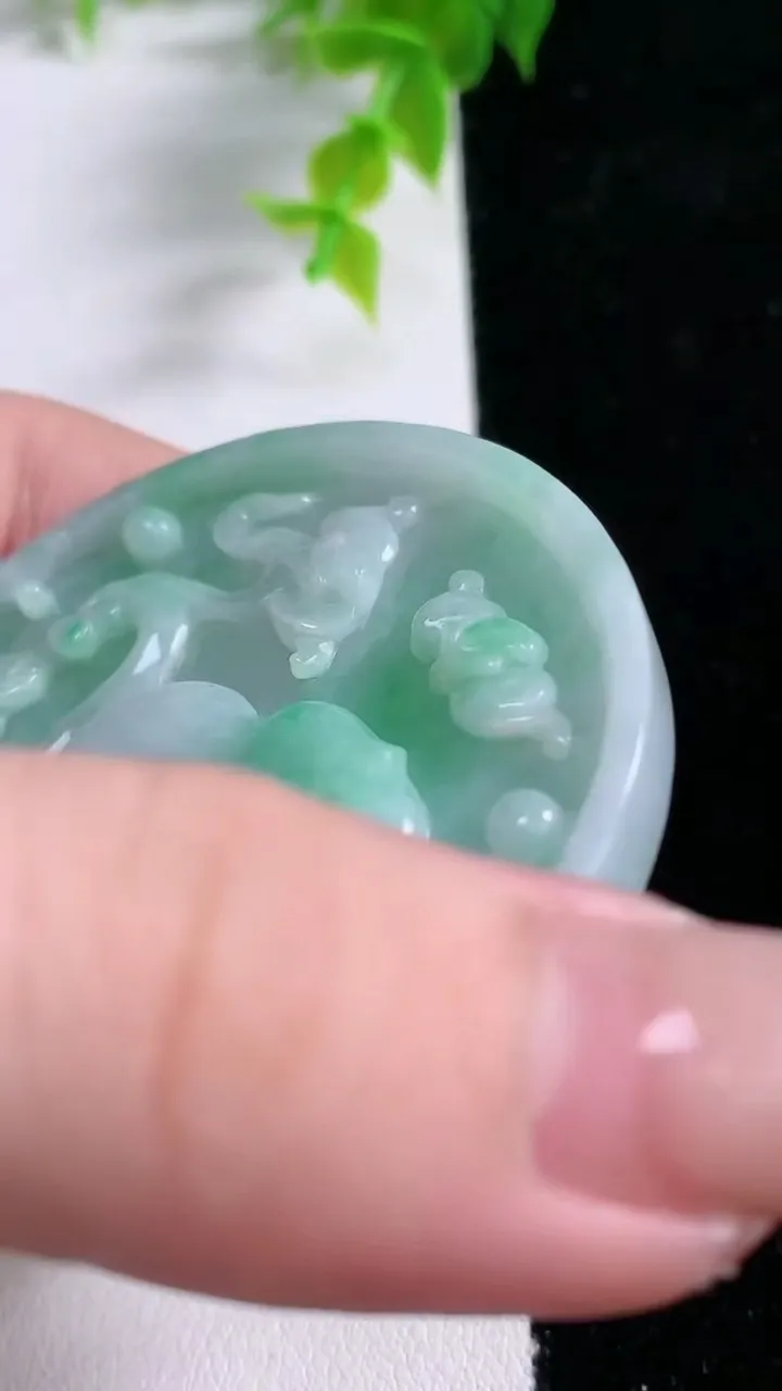 天然A货翡翠如意吊坠吊坠，尺寸52.6-6.5，重:34.62g
1月21日