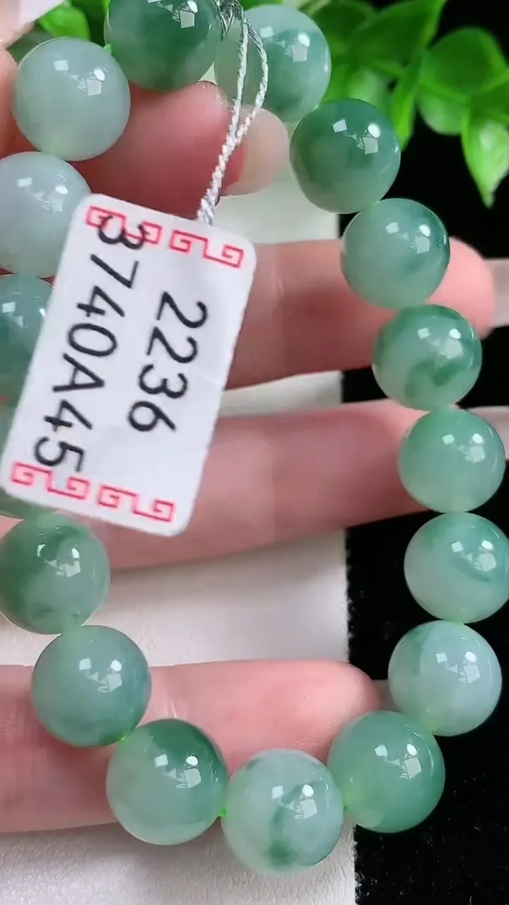天然A货翡翠飘花圆珠手串，尺寸11-17颗，重量:37.40g1月21日
工厂直销收藏佳品,种好水足，色泽均匀，有种有色，上手高大气！