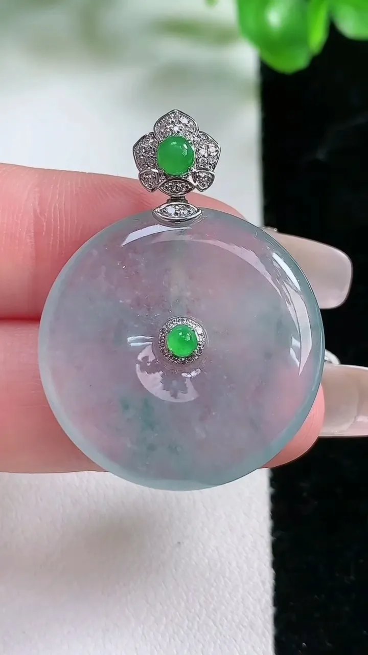 天然A货翡翠种飘花平安扣吊坠，尺寸26.8-4.3，重量:7.43g
1月21日