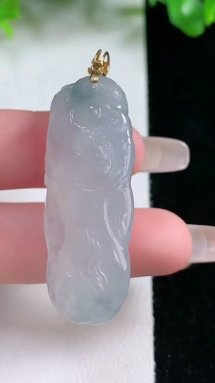 天然A货翡翠种飘花龙牌吊坠，尺寸43.2-16.5-10，重量:13.59g
1月21日