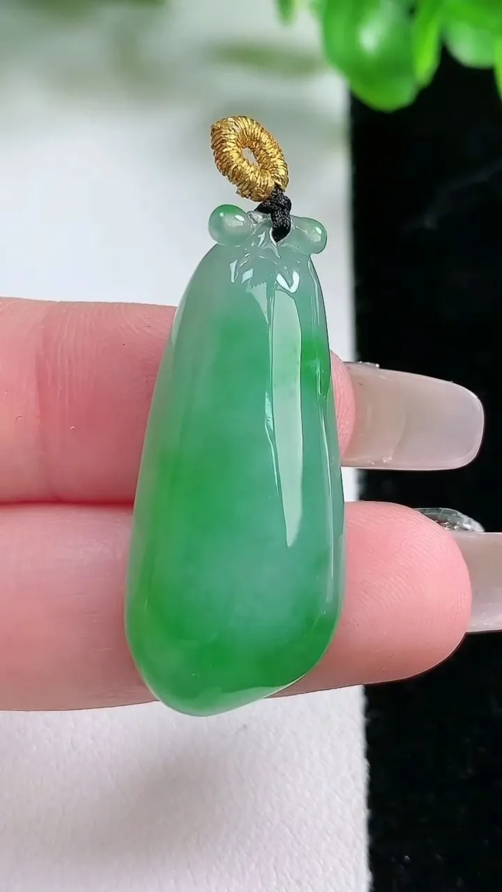 天然A货翡翠福瓜吊坠，尺寸35.7-15-6.6，重量:7.12g
1月21日