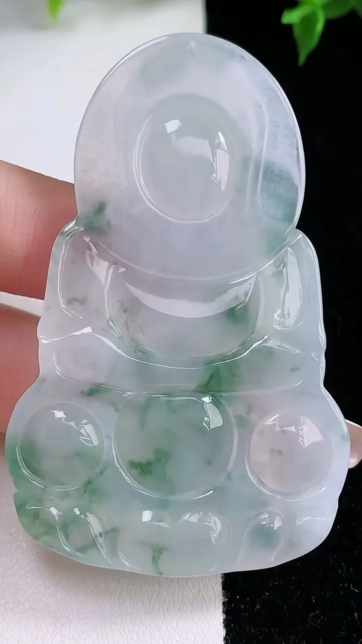 天然A货翡翠冰种飘花观音菩萨吊坠，尺寸66.4-41.8-5.6，重量:27.79g
1月21日