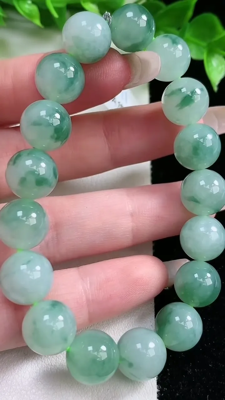 天然A货翡翠飘花圆珠手串，尺寸11-17颗，重量:37.40g1月21日
工厂直销收藏佳品,种好水足，色泽均匀，有种有色，上手高大气！