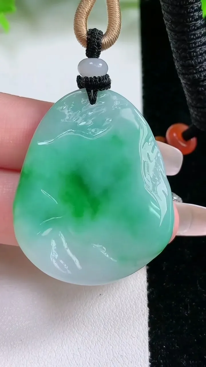 天然A货翡翠无相佛吊坠，尺寸38.8-33-5，重量:15.98g
1月21日