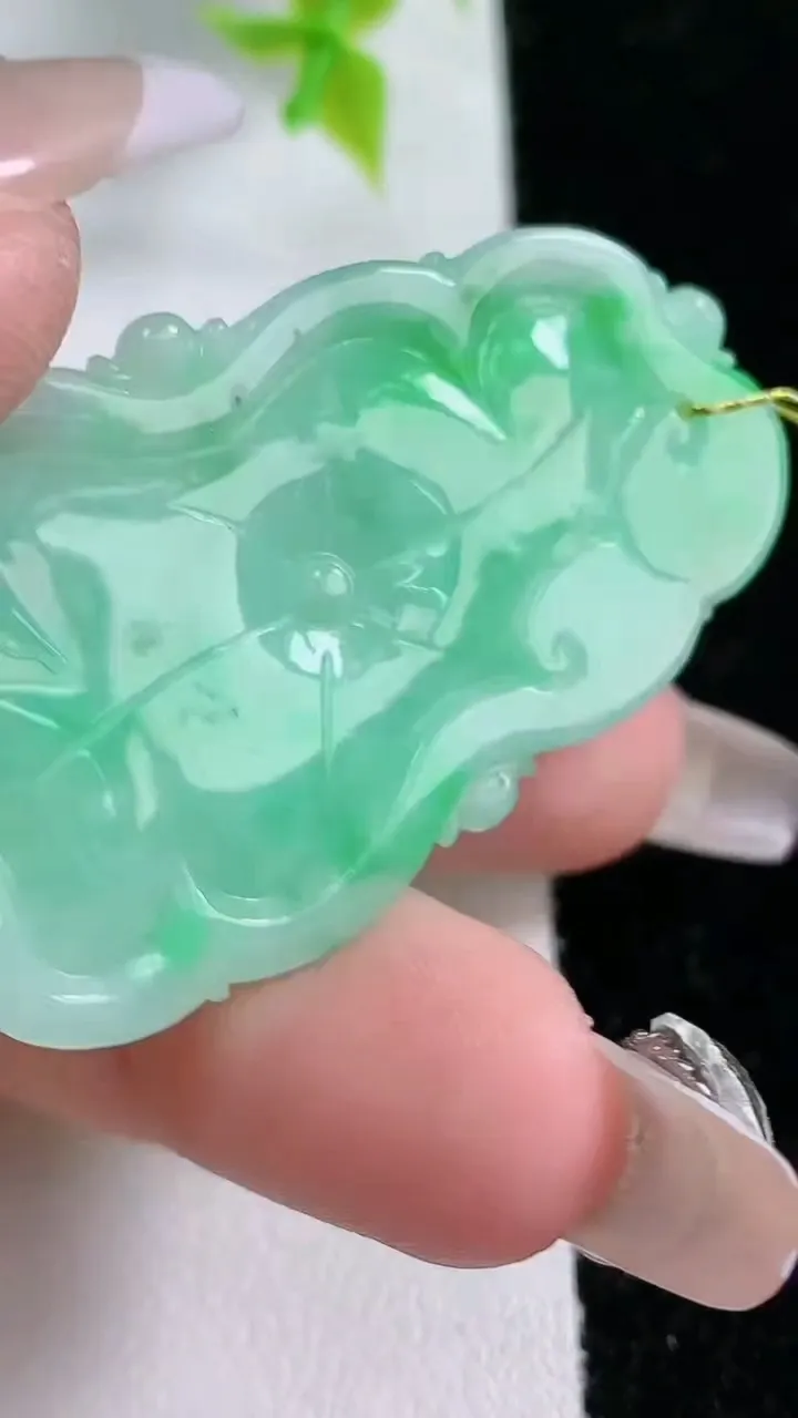 天然A货翡翠荷叶吊坠，尺寸48.5-27.5-7.1，重:17.46g
1月21日