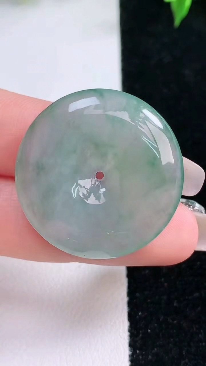 天然A货翡翠冰种飘花平安扣吊坠，尺寸29.8-5.6，重量:10.21g
1月21日