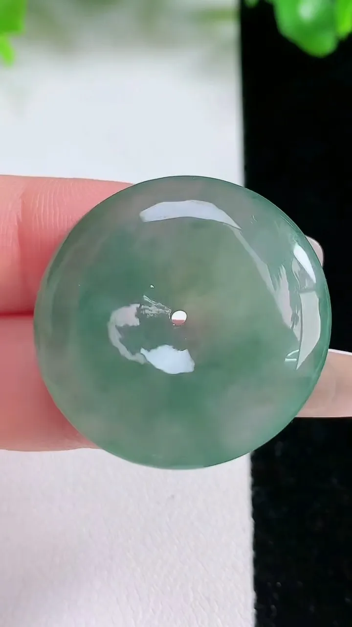 天然A货翡翠平安扣吊坠，尺寸29.2-5.4，重量:9.71g
1月21日