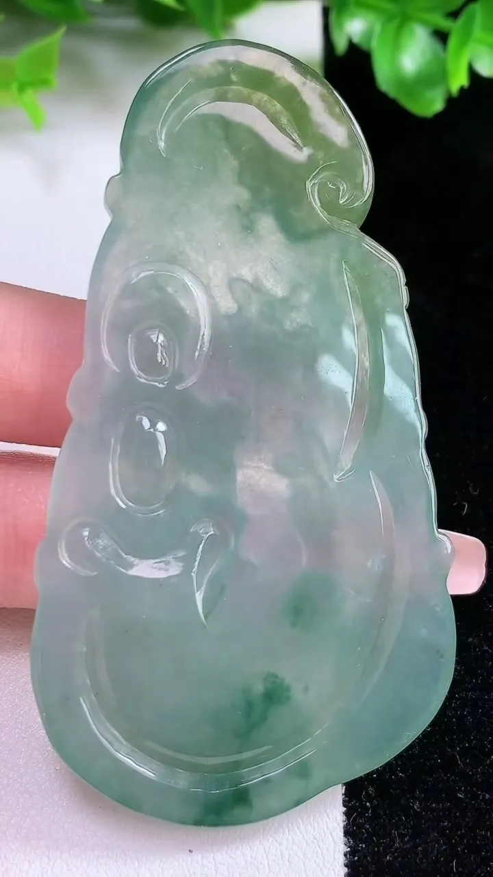 天然A货翡翠冰种飘花观音菩萨吊坠，尺寸77.7-42.7-4，重量:30.27g
1月21日