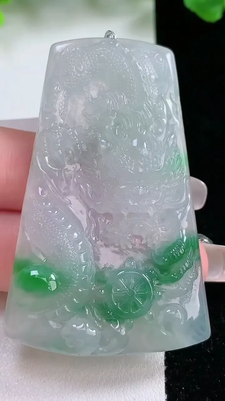 天然A货翡翠龙牌吊坠，尺寸60.6-36-5.8，重量:27.53g
1月21日