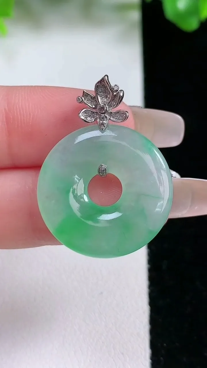 天然A货翡翠平安环吊坠，尺寸23.2-3.6，重量:5.03g
1月21日