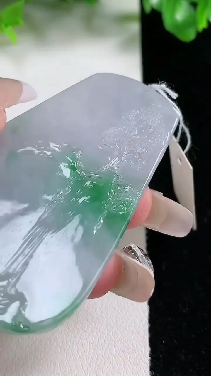 天然A货翡翠山水牌吊坠，尺寸59.7-40-5，重量:29.34g
1月21日