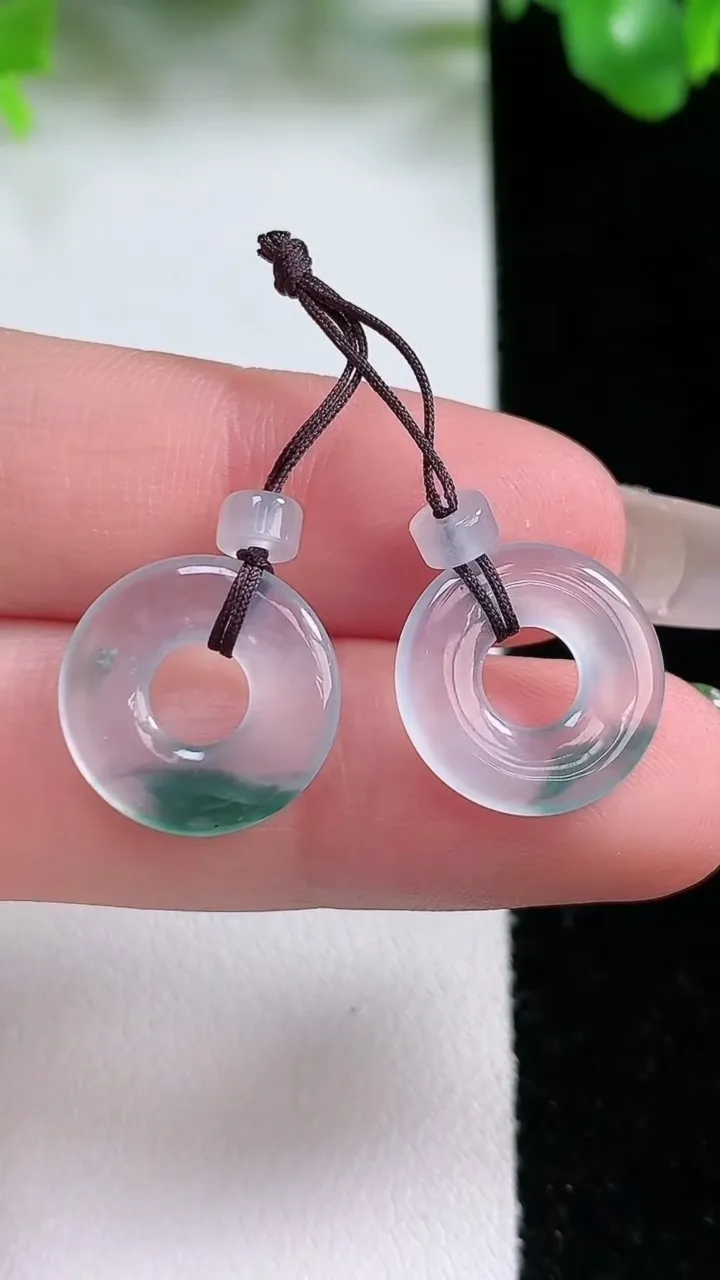 天然A货翡翠冰种飘花平安环吊坠一对，尺寸14.3-1.8，重量:2.20g
1月21日