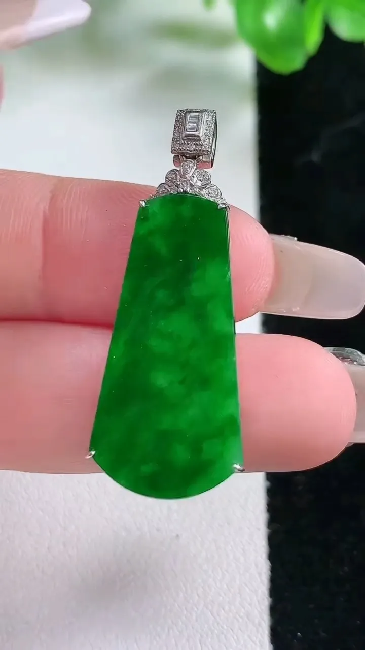 天然A货翡翠无事牌吊坠，尺寸27.7-13.6-3.5，重量:3.56g
1月21日