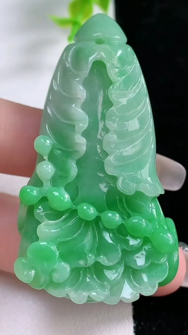 天然A货翡翠白菜吊坠，尺寸59.3-33.2-11.6，重:34.13g
1月21日