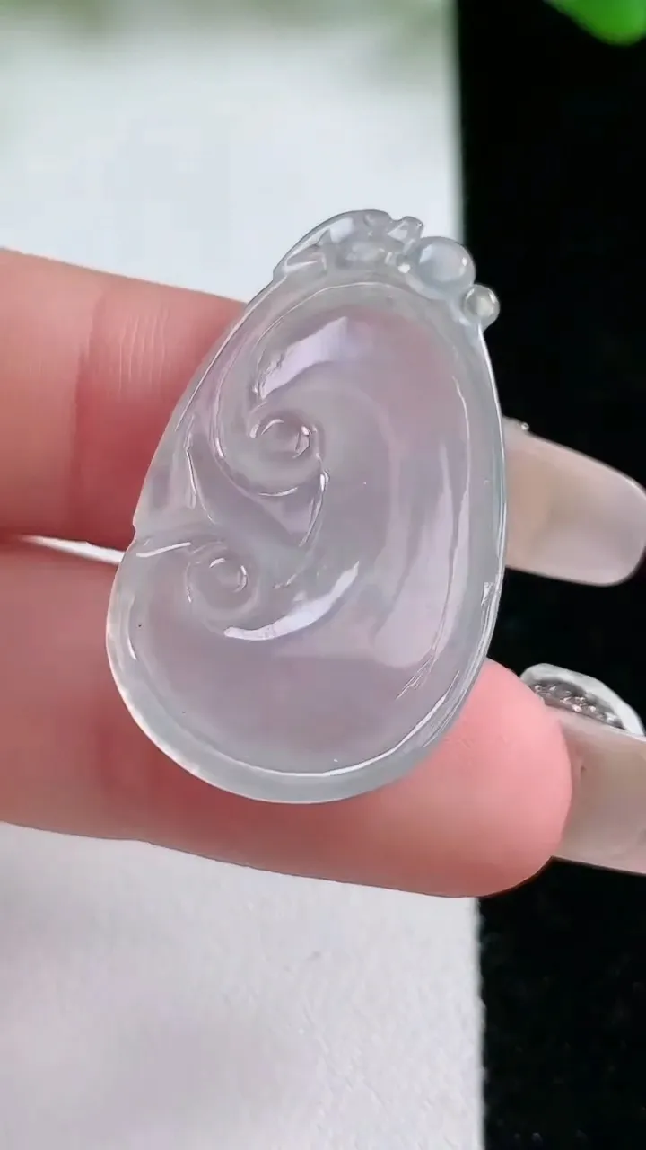 天然A货翡翠如意吊坠，尺寸32-19.4-3.6，重量:4.25g
1月21日