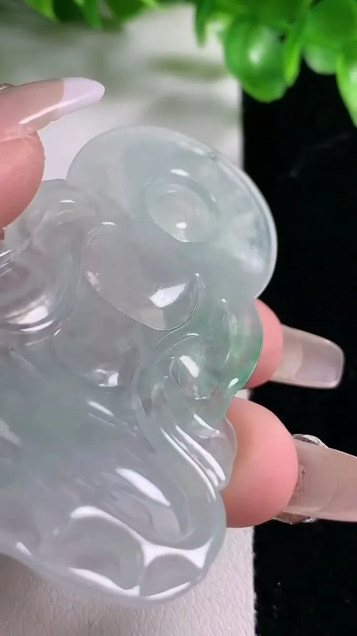 天然A货翡翠度母观音吊坠，尺寸67-40-5，重量:26.34g
1月21日