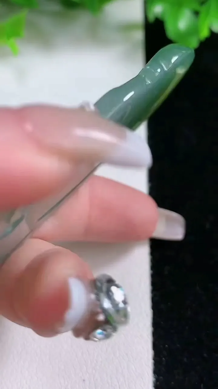 天然A货翡翠冰种飘花观音菩萨吊坠，尺寸77.7-42.7-4，重量:30.27g
1月21日