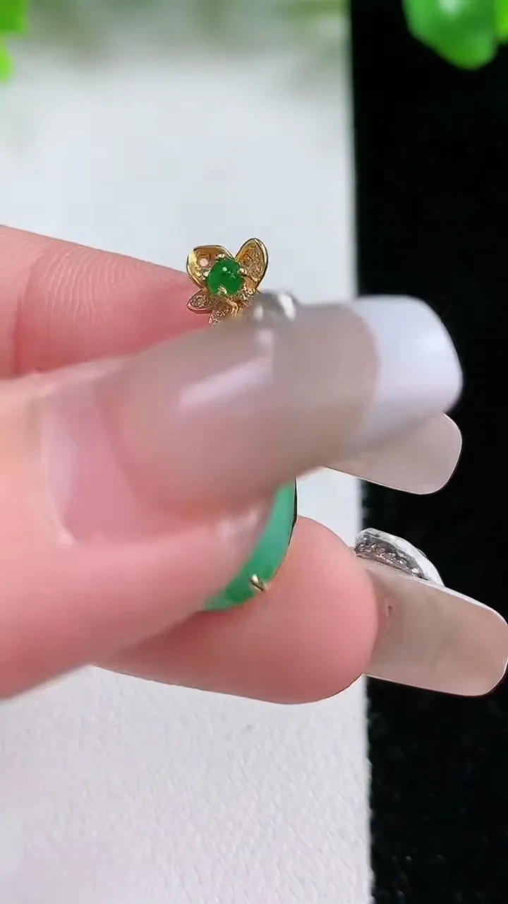 天然A货翡翠水滴吊坠，尺寸18.7-12.4-6.2，重量:2.95g
1月21日