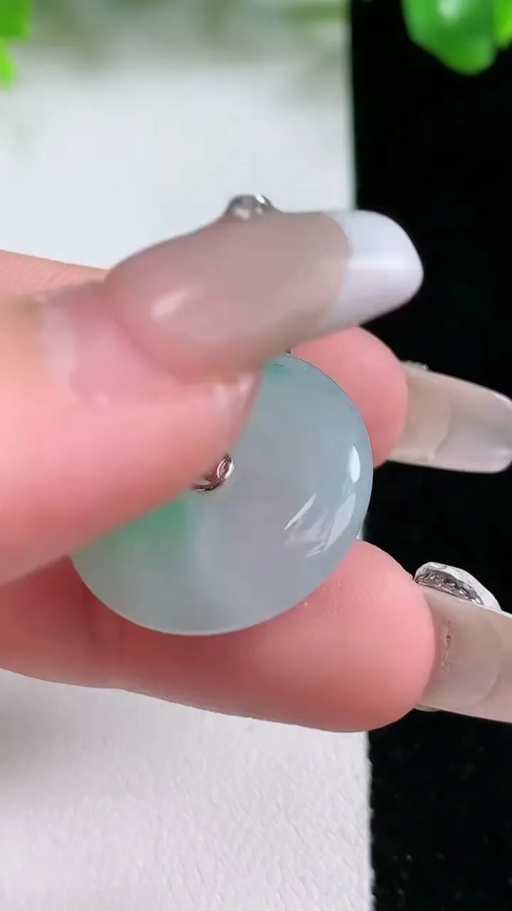 天然A货翡翠平安扣吊坠，尺寸22-5.2，重量:5.84g
1月21日