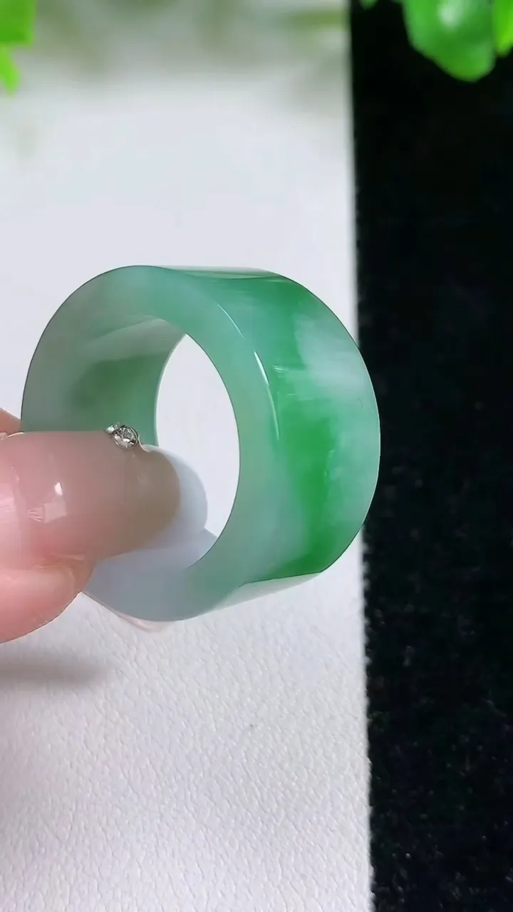 天然A货翡翠指环扳指，尺寸19.8-12.4-3.3，重量:11.60g2026年1月21日
工厂直销收藏佳品,种好水足，色泽均匀，有种有色，上手高大气！