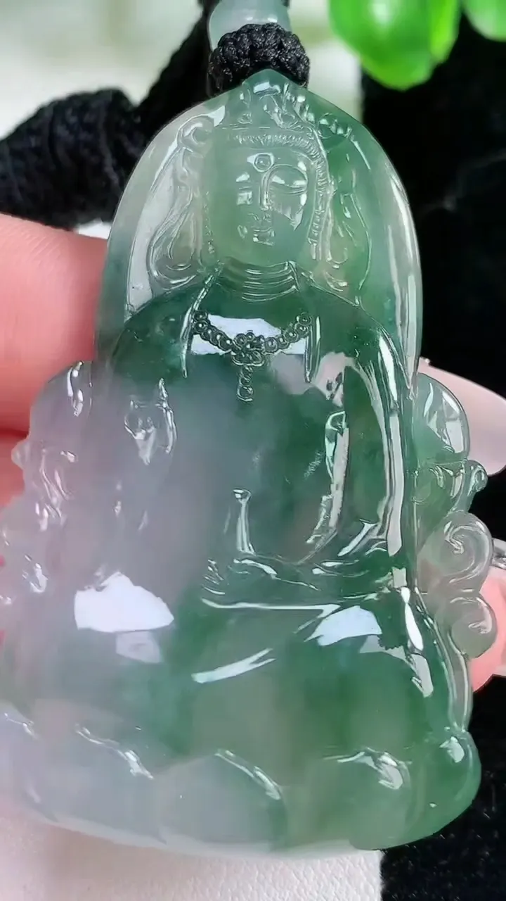 天然A货翡翠冰种飘花观音菩萨吊坠，尺寸56.3-36.5-4.8，重量:24.56g
1月21日