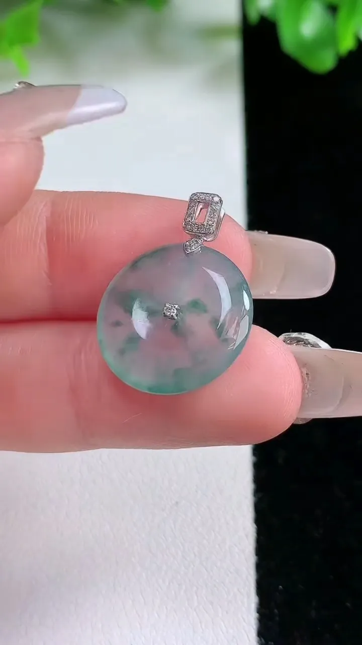 天然A货翡翠种飘花平安扣吊坠，尺寸17-3.3，重量:2.31g
1月21日