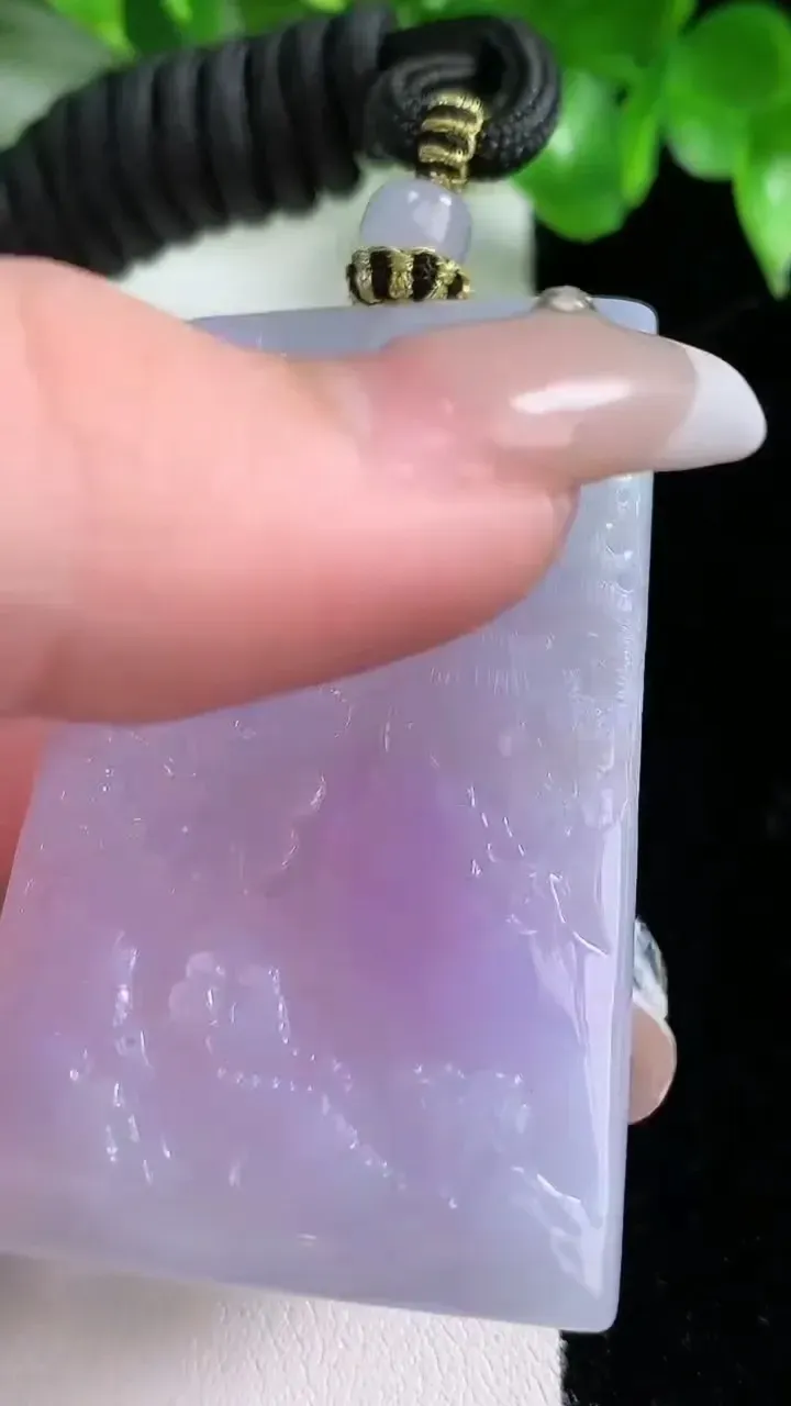 天然A货翡翠牌吊坠，尺寸54.6-35.2-5.3，重量:33.18g
1月21日