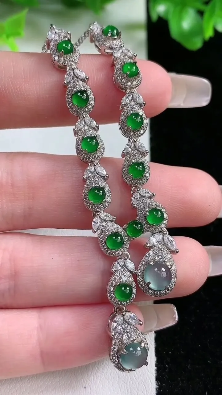 天然A货翡翠种白冰蛋面项链，尺寸6.4，重量:12.62g1月21日
工厂直销收藏佳品,种好水足，色泽均匀，有种有色，上手高大气！