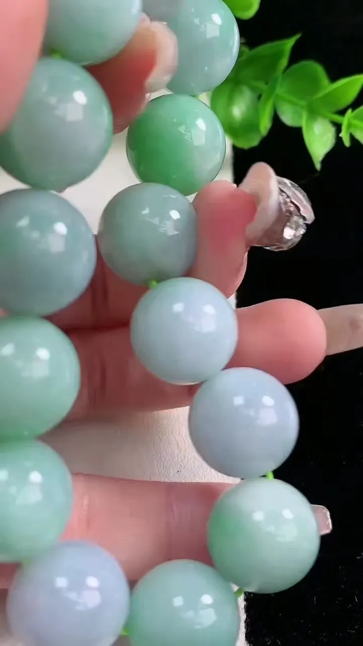 天然A货翡翠圆珠手串，尺寸15-14颗，重量:86.85g1月21日
工厂直销收藏佳品,种好水足，色泽均匀，有种有色，上手高大气！