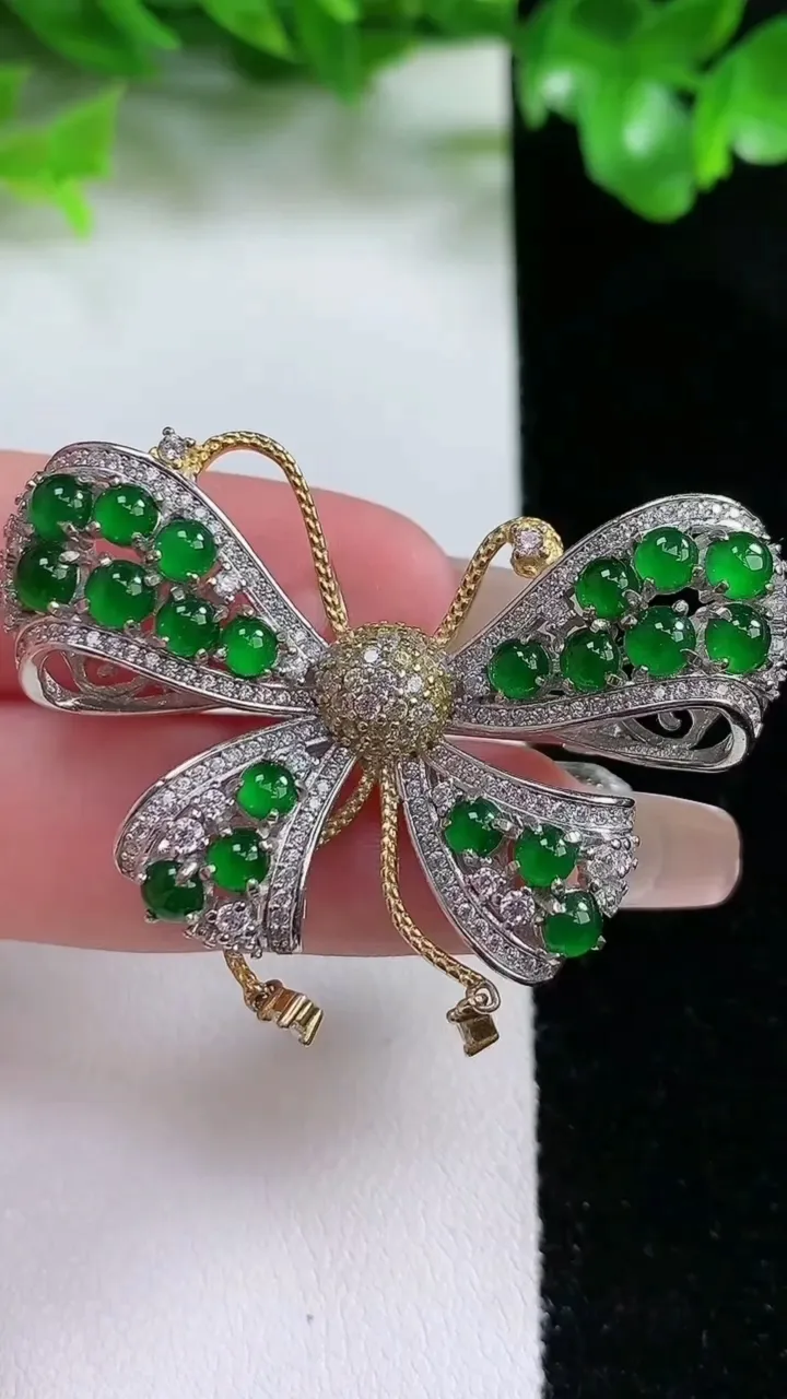 天然A货翡翠蛋面蝴蝶胸针，尺寸3.7，重量:14.05g
1月21日