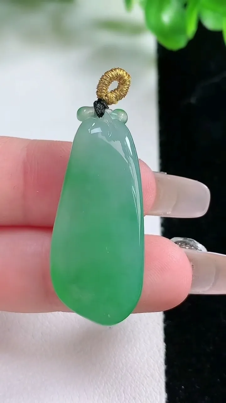 天然A货翡翠福瓜吊坠，尺寸35.7-15-6.6，重量:7.12g
1月21日