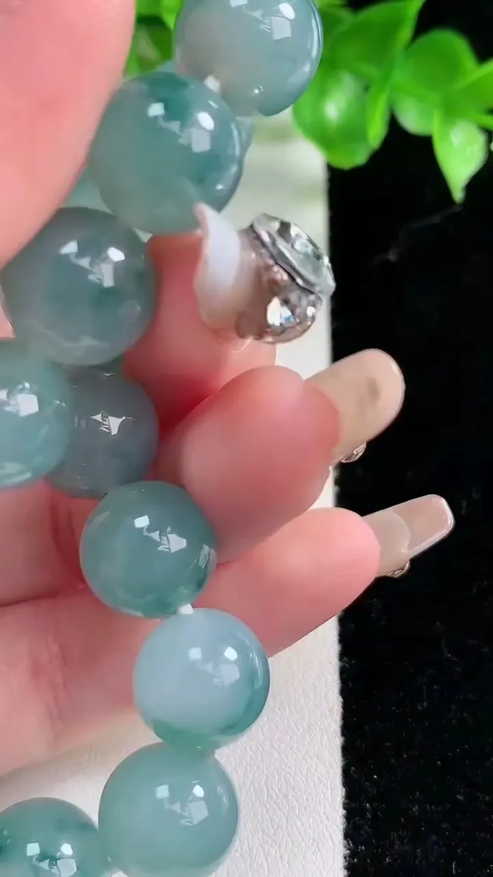 天然A货翡翠种飘花圆珠手串，尺寸14.6-16颗，重量:52.93g1月21日
工厂直销收藏佳品,种好水足，色泽均匀，有种有色，上手高大气！