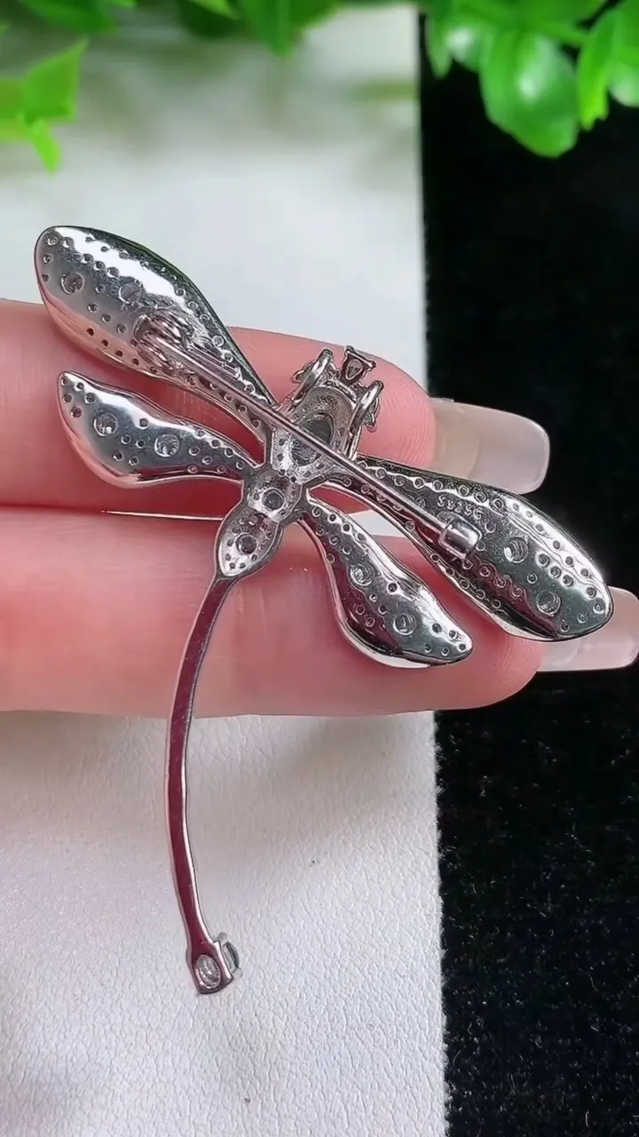 天然A货翡翠蛋面蜻蜓胸针，尺寸5.6，重量:10.94g
1月21日