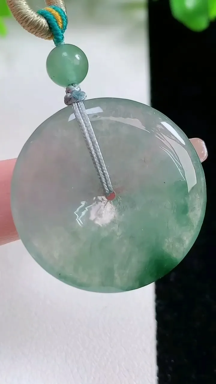 天然A货翡翠飘花平安扣吊坠，尺寸30.5-4.6，重量:11.83g
1月21日