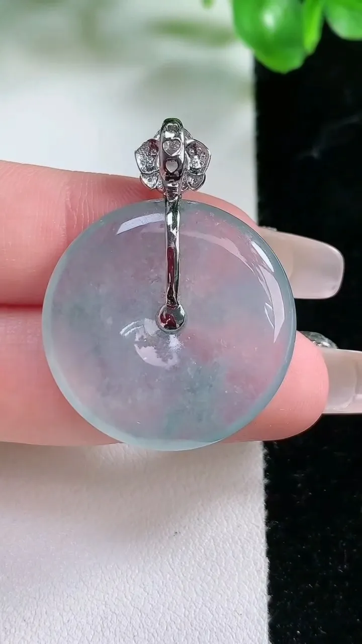 天然A货翡翠种飘花平安扣吊坠，尺寸26.8-4.3，重量:7.43g
1月21日