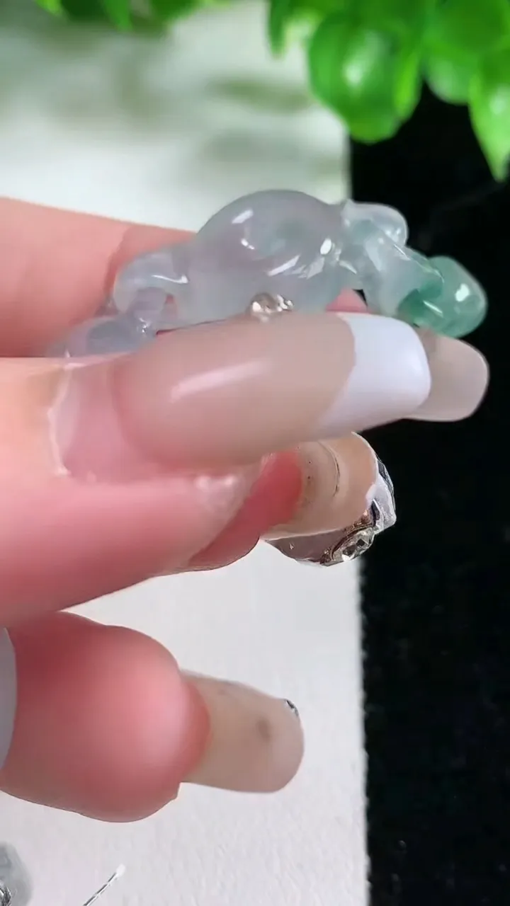 天然A货翡翠种飘花平安扣手链，尺寸28.2-19.4-5.9，重量:12.38g
1月21日