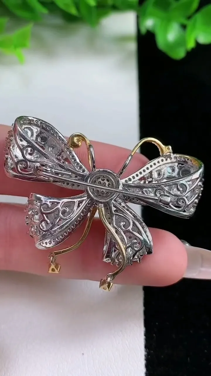 天然A货翡翠蛋面蝴蝶胸针，尺寸3.7，重量:14.05g
1月21日