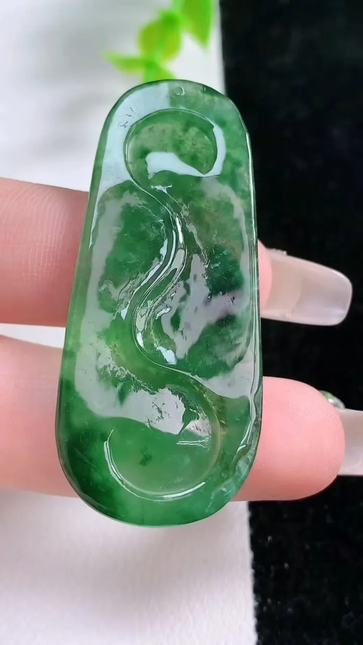 天然A货翡翠蜻蜓点水 莲蓬吊坠，尺寸48-20.5-5.4，重:8.37g
1月21日