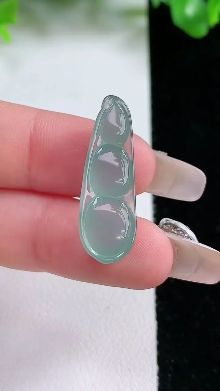 天然A货翡翠福豆吊坠，尺寸28-9.4-5.8，重量:2.74g
1月21日