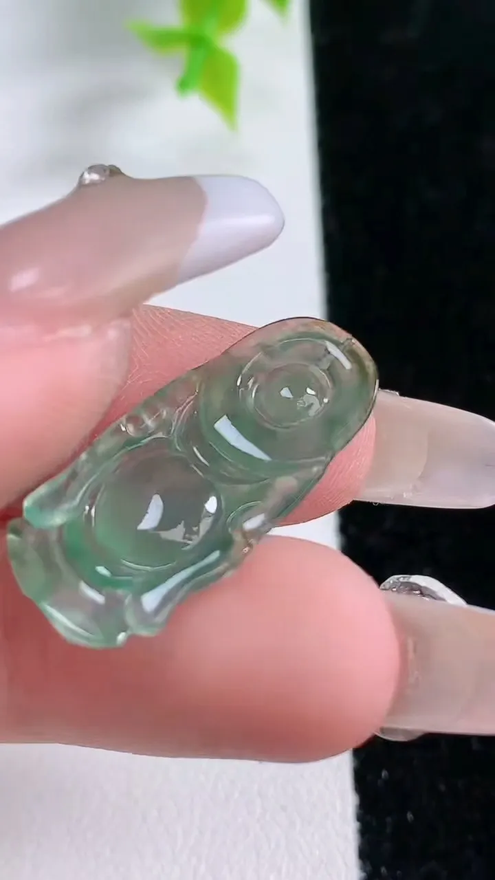 天然A货翡翠布袋佛吊坠，尺寸26-13-4.3，重:1.86g
1月21日