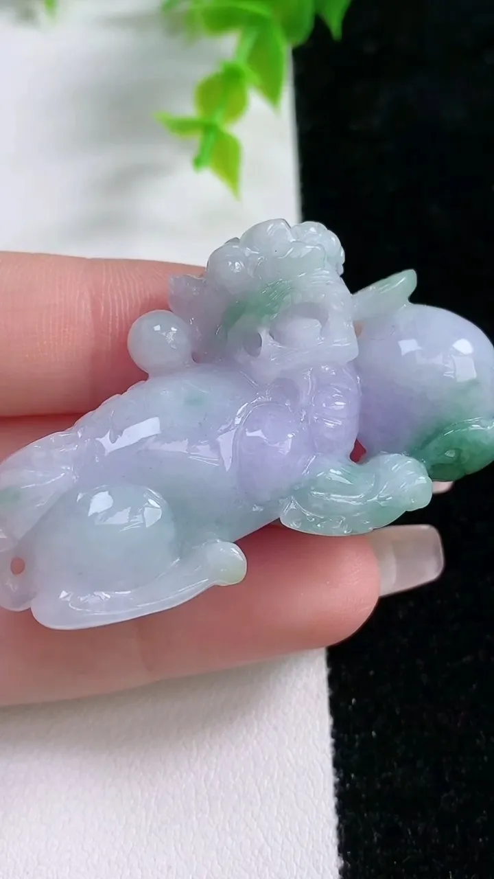 天然A货翡翠春带彩 紫罗兰貔貅吊坠，尺寸52.6-30.2-14.2，重:32.56g
1月21日