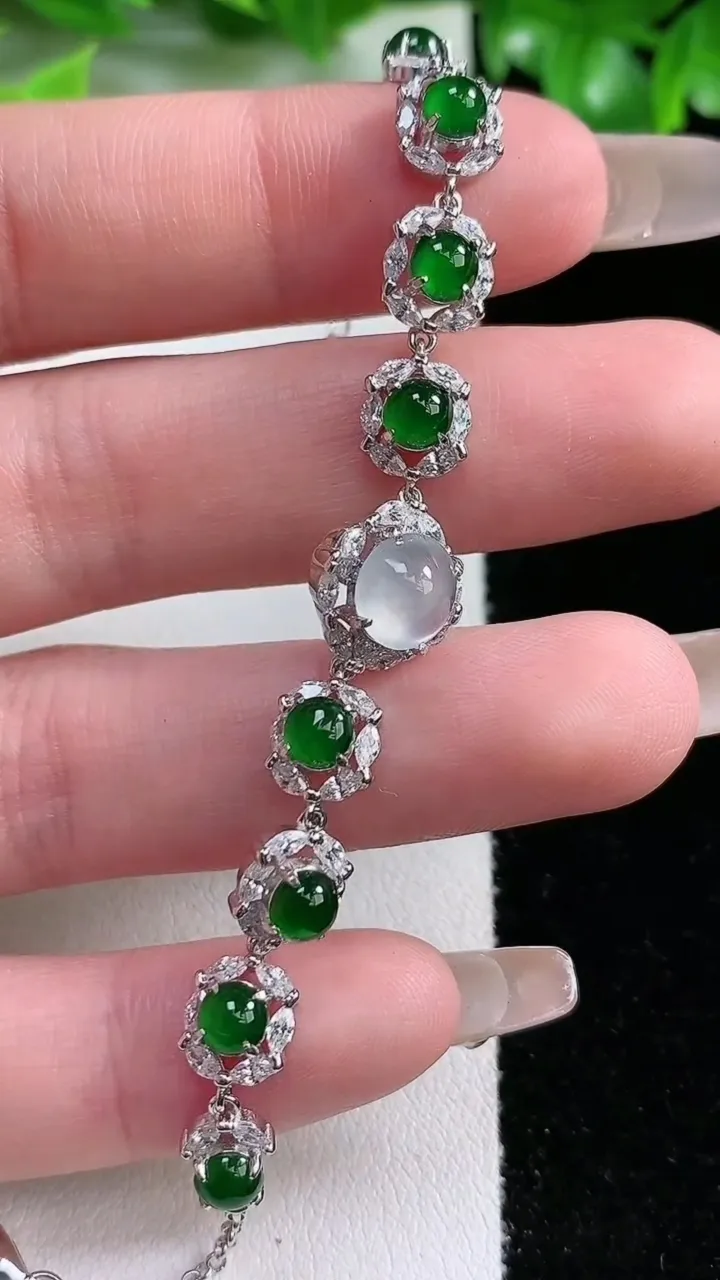 天然A货翡翠种白冰蛋面手链，尺寸7-7.2，重量:6.49g
1月21日