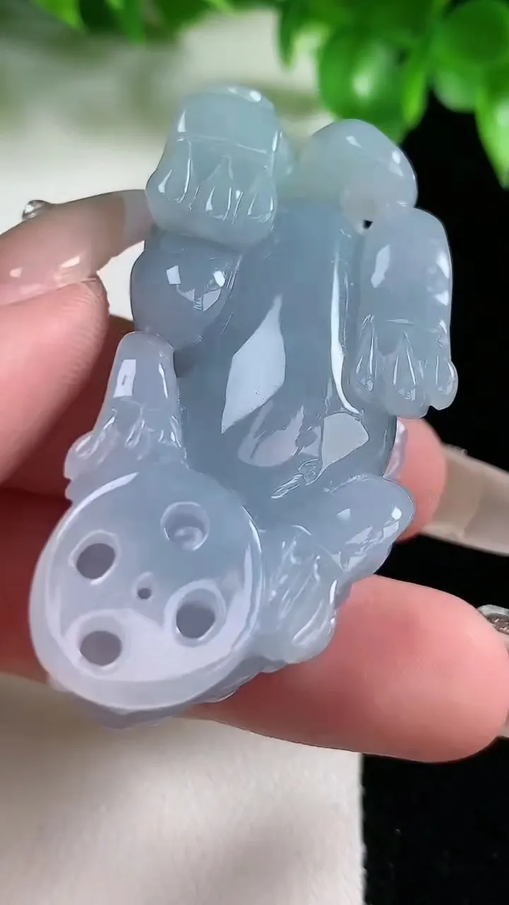 天然A货翡翠春带彩紫罗兰貔貅吊坠，尺寸49.6-23-14.9，重量:34.08g
1月21日