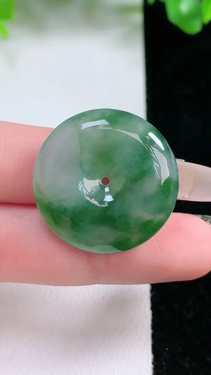 天然A货翡翠平安扣吊坠，尺寸26.8-5.9，重量:8.85g
1月21日