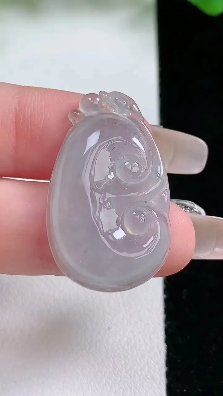 天然A货翡翠如意吊坠，尺寸32-19.4-3.6，重量:4.25g
1月21日