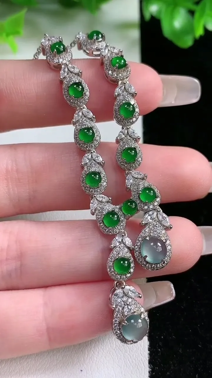 天然A货翡翠种白冰蛋面项链，尺寸6.4，重量:12.62g1月21日
工厂直销收藏佳品,种好水足，色泽均匀，有种有色，上手高大气！