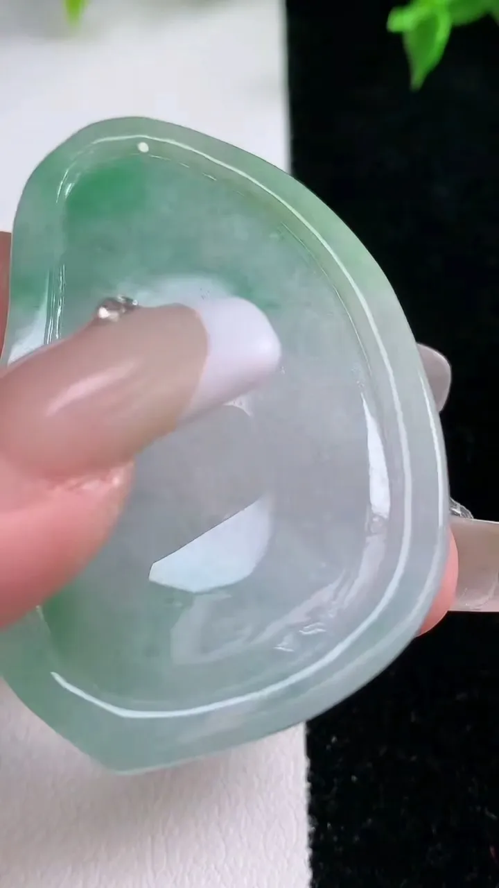 天然A货翡翠普贤菩萨吊坠，尺寸53.3-33.8-6，重量:20.27g
1月22日