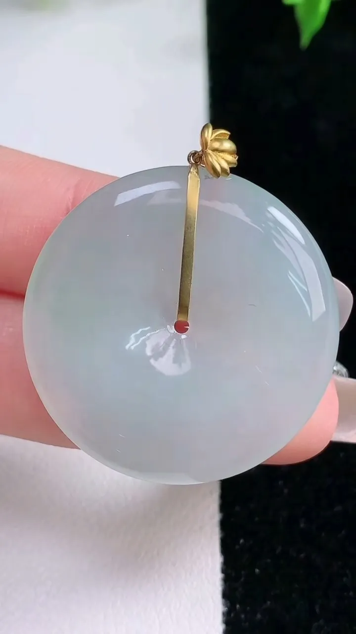 天然A货翡翠平安扣吊坠，尺寸32.7-4.7，重量:11.20g
1月21日