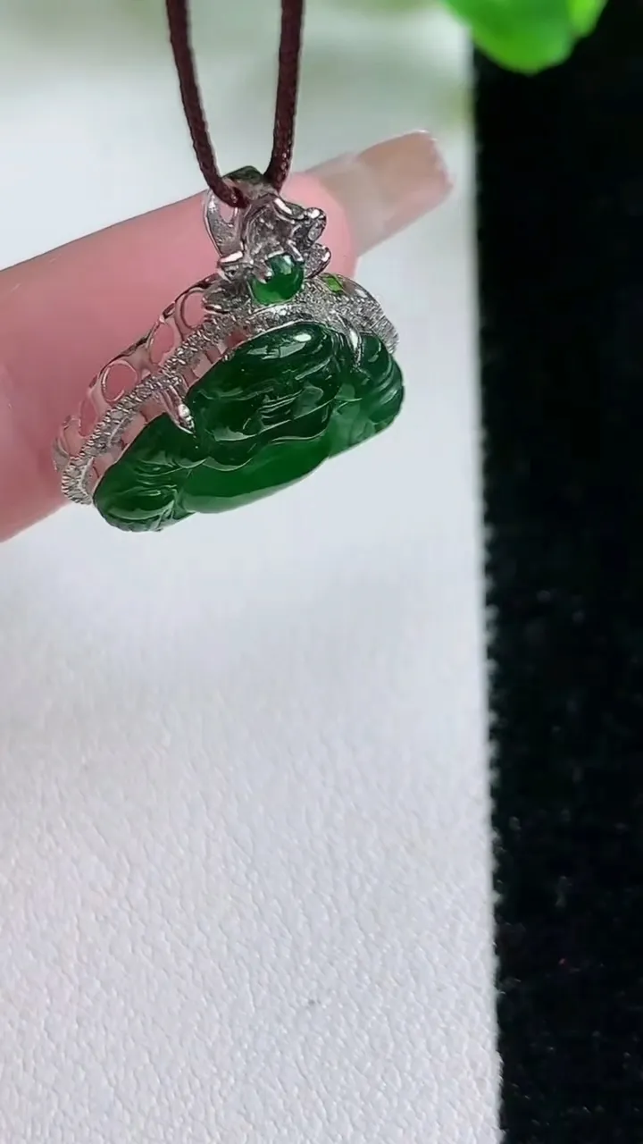 天然A货翡翠佛公吊坠，尺寸23.8-20-5.8，裸石13-18重量:2.86g
1月21日