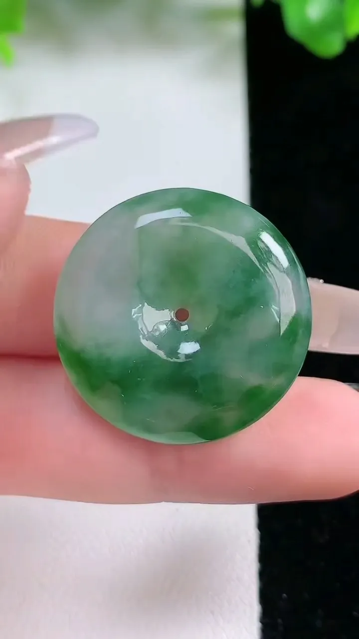 天然A货翡翠平安扣吊坠，尺寸26.8-5.9，重量:8.85g
1月21日